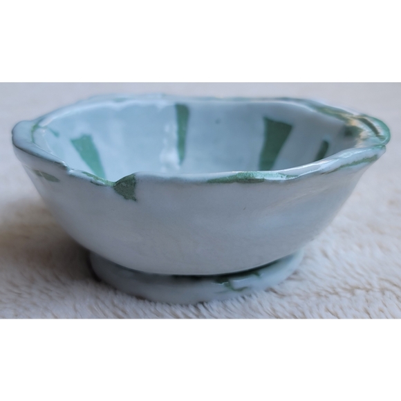 White and green ceramic bowl - Picture 3 of 15